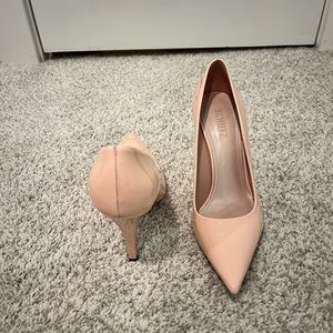 Schultz Lou Pointed Toe Pump- nude patent leather - size 7.5